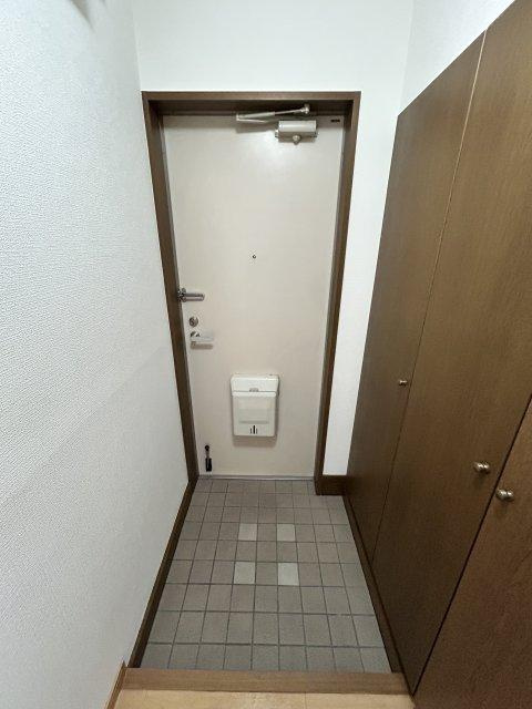 ローズガーデン二番館の玄関