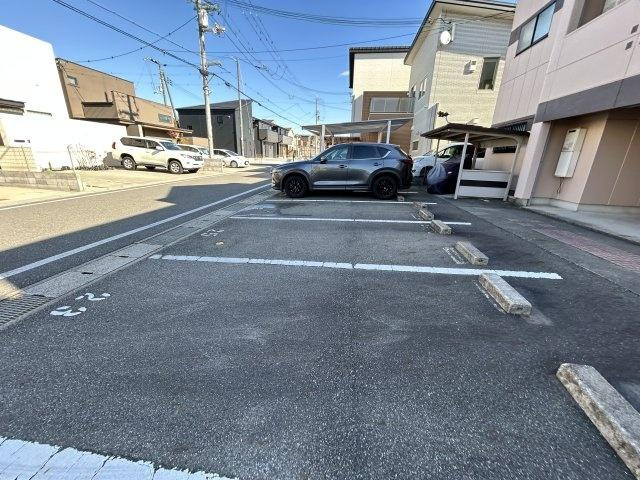 ローズガーデン二番館の駐車場