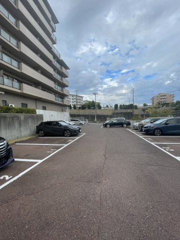 メゾン名谷の駐車場