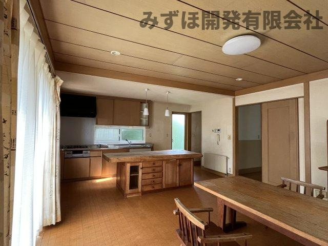 山形市すげさわの丘17-3の居間・リビング|キッチンの家具は撤去致します。