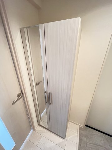 大阪市城東区鴫野東３丁目のアパートの玄関