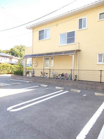 Ｃｒｏｓｓ　ｒｉｄｇｅ　Ⅰの駐車場|駐車場があるので、車を買う予定の方も安心です