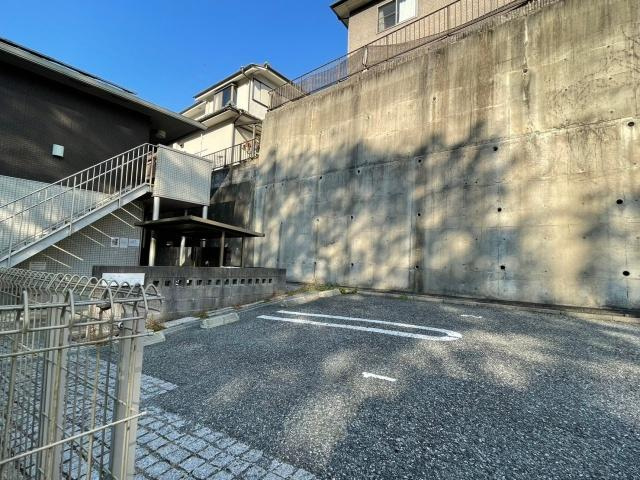 クロユリの駐車場