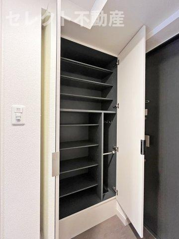 プレサンス伏見アーバンベースの玄関
