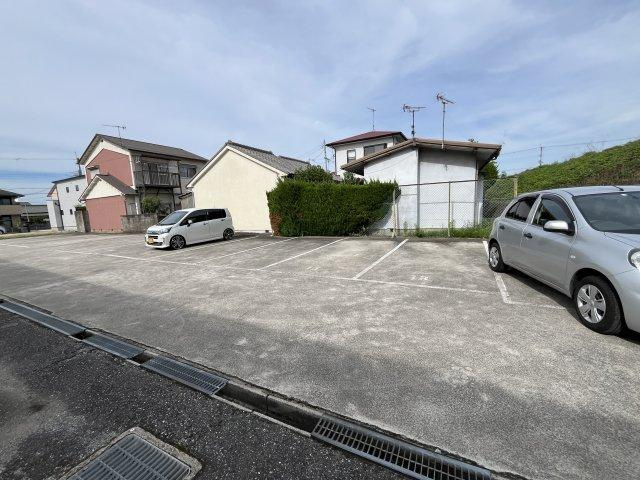 コーポ君が峰の駐車場