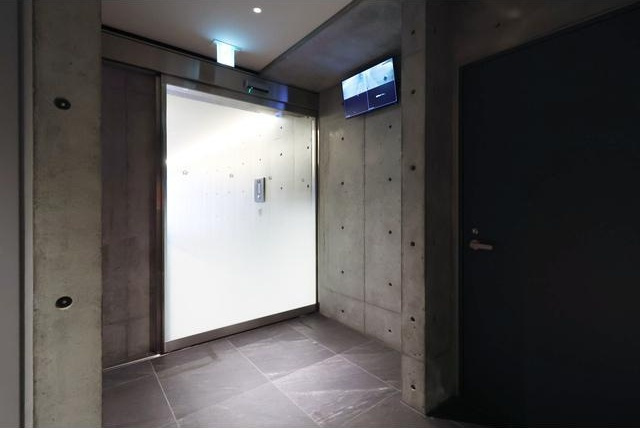 ZONNA神戸磯上通のエントランス