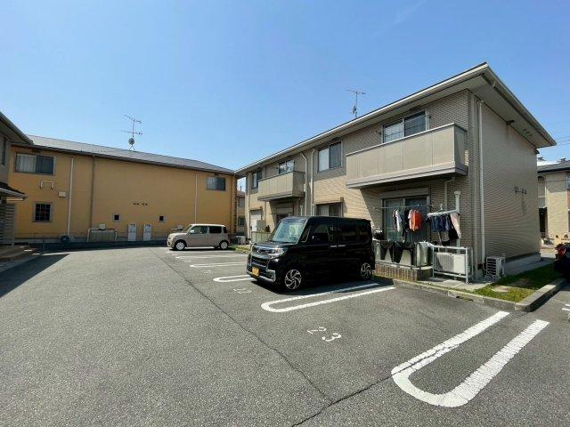 ザ・ニューブライト大島の駐車場
