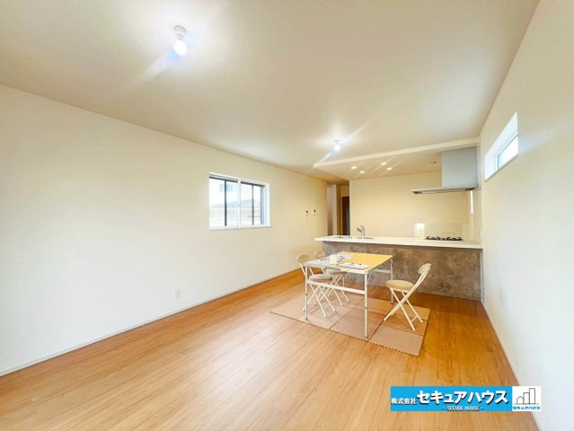 【本日ご案内可能】大府市吉川町　全1棟の居間・リビング|【LDK16.7帖】
◆家族揃ってリビングで過ごすお休みの日が、楽しみになる場所となることでしょう。
◆対面式のオープンキッチンは、家事をしながら家族の様子が一目でわかる安心＆便利設備♪　　　　　　　