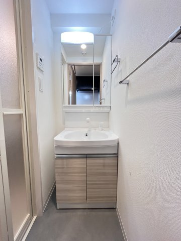 Alivis今福鶴見駅前の独立洗面台
