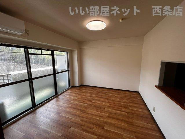 サンシャイン西条の居間・リビング
