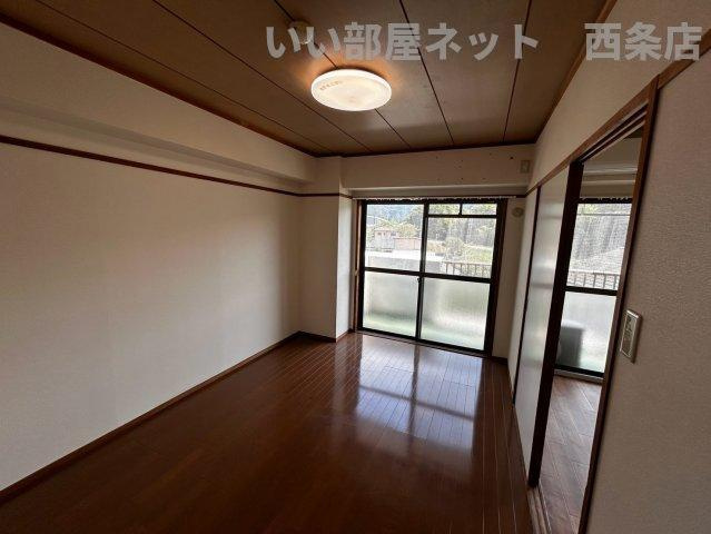 サンシャイン西条の居間・リビング
