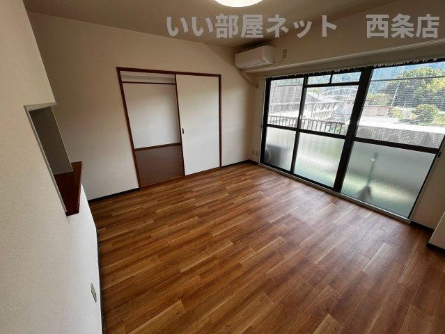 サンシャイン西条の居間・リビング
