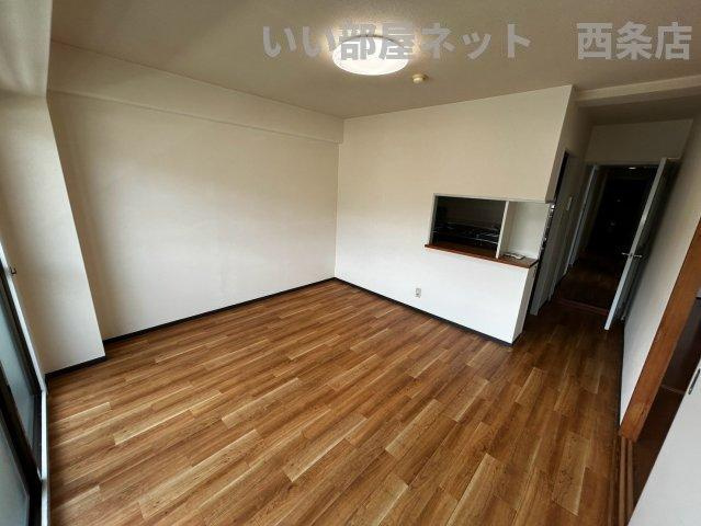サンシャイン西条の居間・リビング