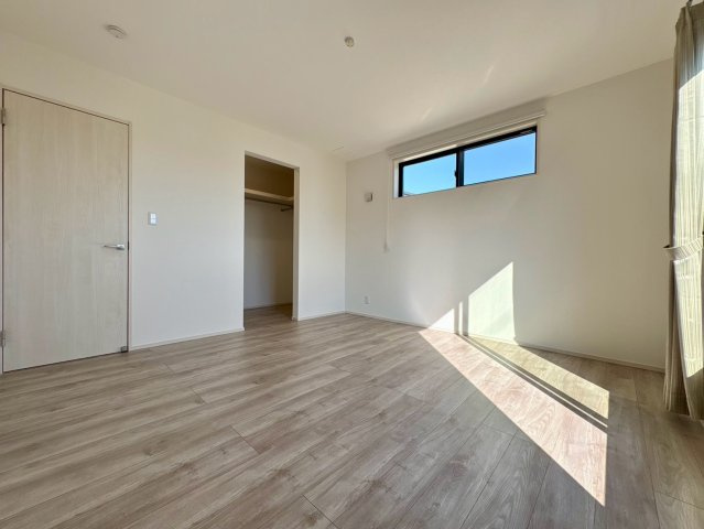「耐震等級3×断熱等級5クリア」高知市一宮東町1丁目　2号地新築一戸建ての洋室|ナチュラルな木目フローリングが心地よい洋室。家具の配置がしやすいすっきりとした形状のお部屋です。