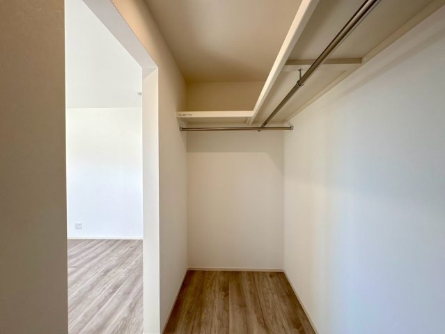 「耐震等級3×断熱等級5クリア」高知市一宮東町1丁目　2号地新築一戸建ての収納|ハンガーパイプと枕棚を備えた収納スペース。衣類だけでなく季節物の家電などもたっぷりしまえます。