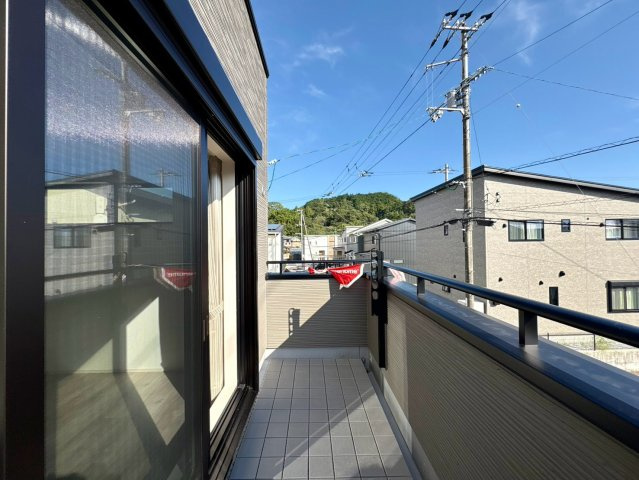 「耐震等級3×断熱等級5クリア」高知市一宮東町1丁目　2号地新築一戸建てのバルコニー|青空が広がる見晴らしの良いバルコニー。周辺の抜け感があり、心地よい風を感じながら寛げます。