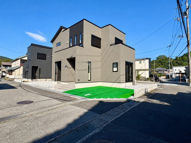 「耐震等級3×断熱等級5クリア」高知市一宮東町1丁目　2号地新築一戸建ての外観|スタイリッシュで洗練されたモダンな外観デザイン。角地に面した立地で開放感と陽当たりに恵まれています。