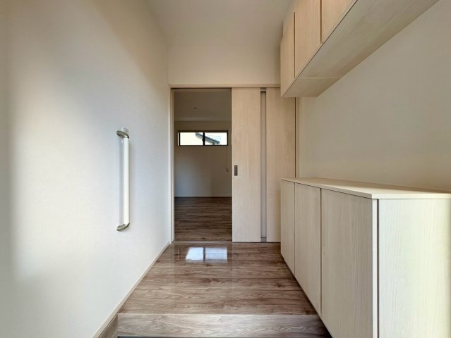 「耐震等級3×断熱等級5クリア」高知市一宮東町1丁目　2号地新築一戸建ての玄関|奥行きがありゆったりとした玄関スペース。木目調の建具が優しく家族や来訪者を迎え入れてくれます。