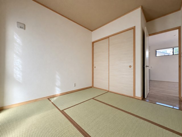 「耐震等級3×断熱等級5クリア」高知市一宮東町1丁目　2号地新築一戸建ての和室|リビングに隣接した落ち着きのある和室。お子様の遊び場やお昼寝、来客用の寝室としても活躍します。