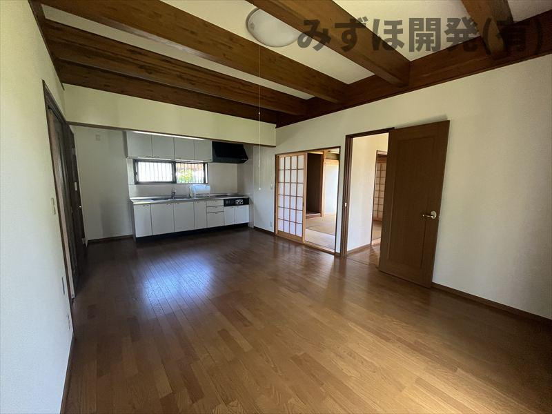 村山市河島山3-2の居間・リビング|広々としたリビング14帖、天井の梁もお洒落ですね。