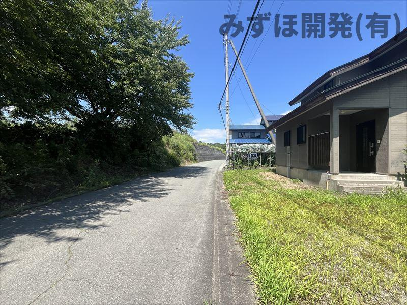 村山市河島山3-2の前面道路含む現地写真|西側、幅員約5.7ｍです。