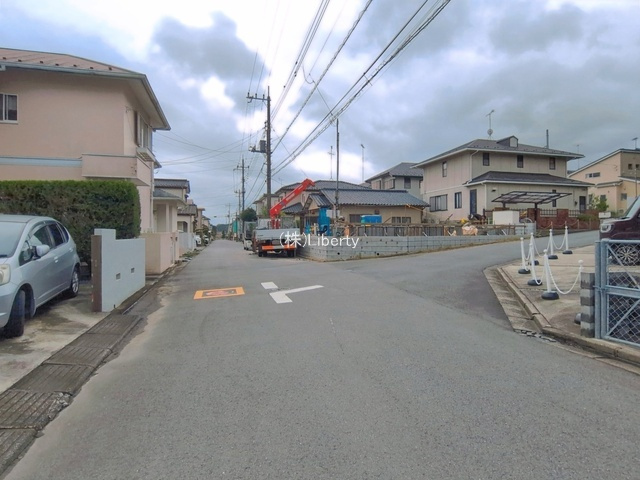 牛久市南22期　新築戸建の前面道路含む現地写真