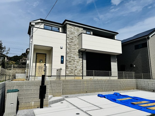 八王子市　絹ケ丘　新築一戸建て　５期の外観|～北野駅徒歩22分　ZEH水準の省エネハウス　3台駐車可能カースペース付き～