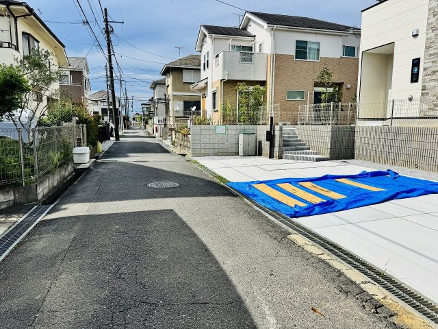 八王子市　絹ケ丘　新築一戸建て　５期の前面道路含む現地写真|～南西4ｍ道路に面している整形地～