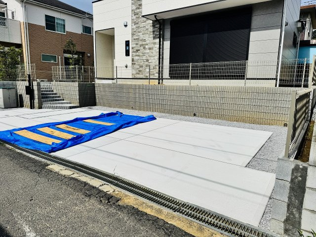 八王子市　絹ケ丘　新築一戸建て　５期の駐車場|～並列3台駐車可能カースペース～