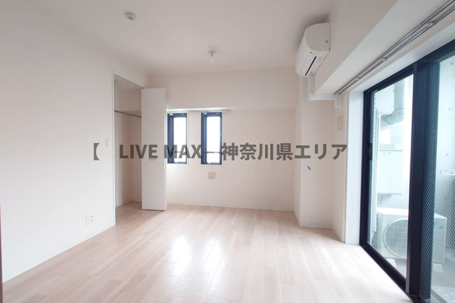 洋室8.3帖、2面採光