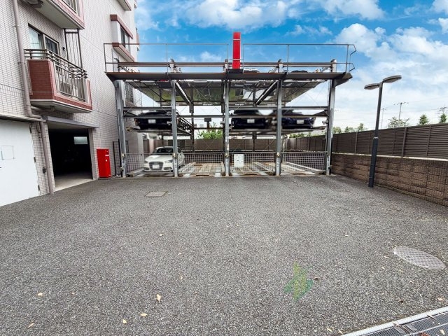 エクストール世田谷千歳の駐車場