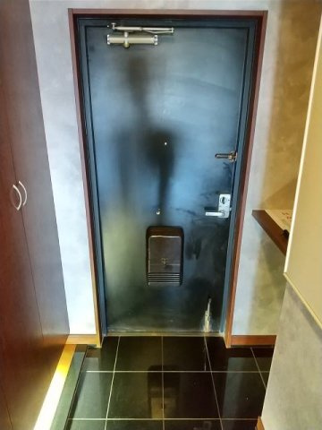 チサンマンション紀の川の玄関