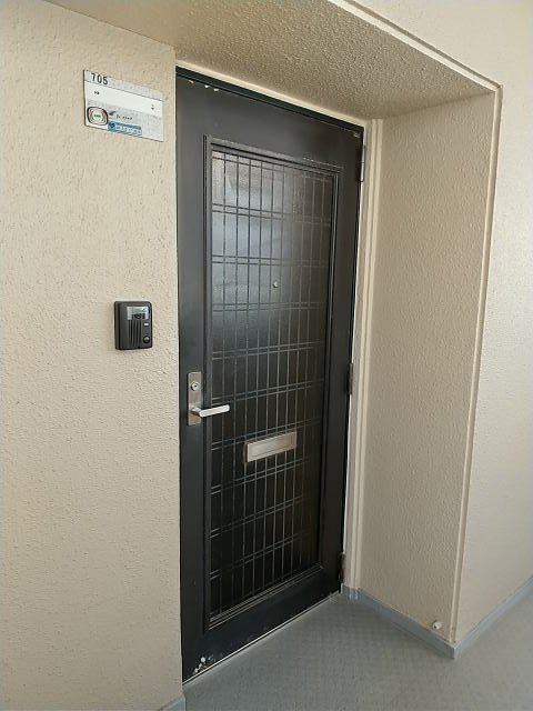 チサンマンション紀の川の玄関