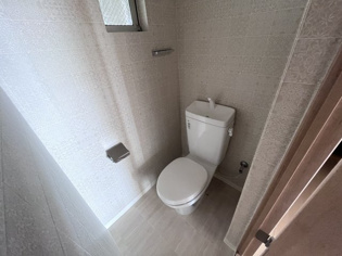 シンプルで掃除のしやすいトイレです♪
