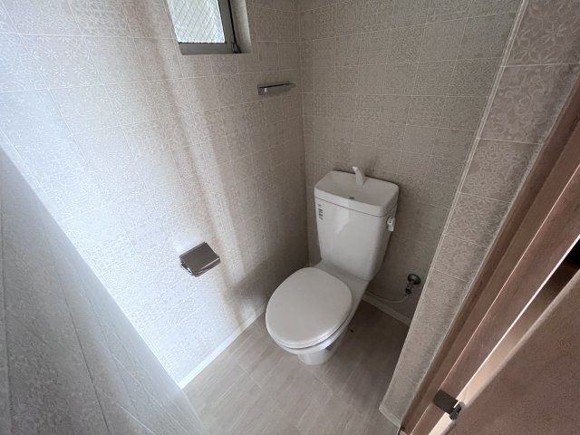 シンプルで掃除のしやすいトイレです♪