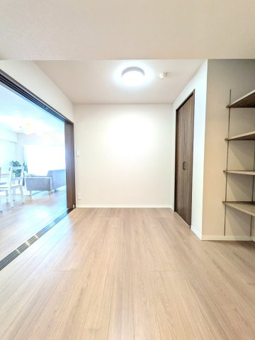ロワールマンションアール春日の洋室|洋室5.3帖