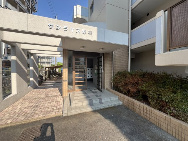 サンライズ津福のエントランス