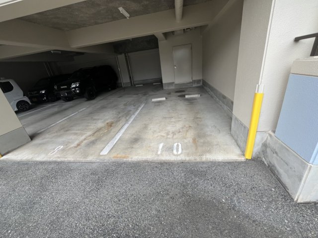 サンライズ津福の駐車場