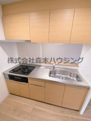【キッチン】 | 　リモネ古川橋 | ※同タイプ別室の写真を使用しています。
　設備内容や色調など相違がある場合は実際のお部屋の現状優先となります。