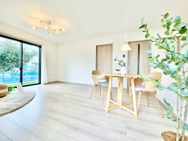 ハートフルタウン　西尾市中畑町宮東22番の居間・リビング|家族が自然と集まる広々としたリビング。お子様の成長を見守りながら過ごせます。