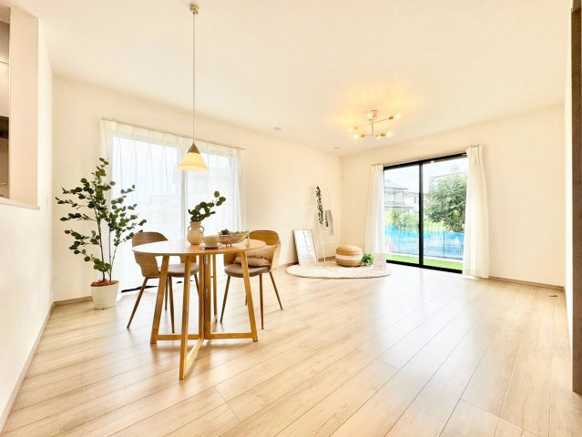ハートフルタウン　西尾市中畑町宮東22番の居間・リビング|家族が自然と集まる広々としたリビング。お子様の成長を見守りながら過ごせます。