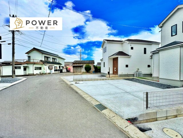 ハートフルタウン　西尾市中畑町宮東22番の前面道路含む現地写真|十分な幅が確保されており、車の出し入れもスムーズ。お子様の送り迎えなど、日常の動作も快適に行えます。