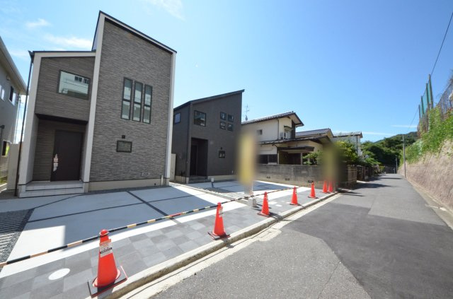 己斐上三丁目の前面道路含む現地写真|前面道路は交通量が少なく駐車楽々