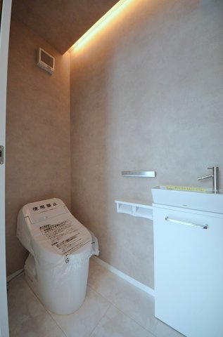 己斐上三丁目のトイレ|タンクレスの為、トイレ空間が見違えるほど広々。圧迫感がなくなり、これまで置けなかった観葉植物やインテリアを楽しめます。