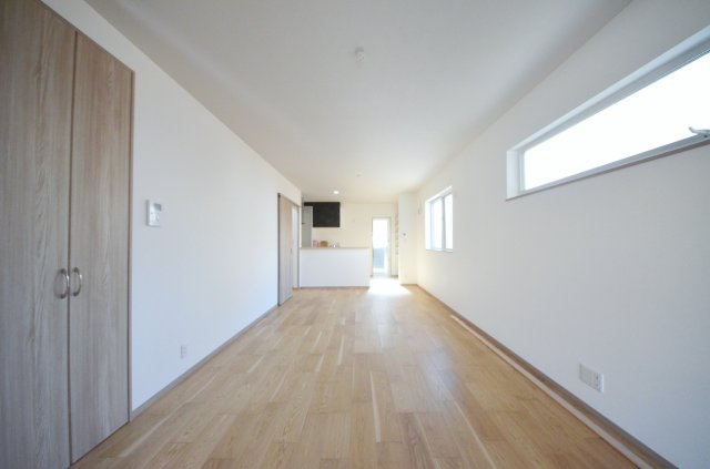 草津本町の居間・リビング|南西向きの広いリビング空間。オープンタイプの対面式キッチンでリビングが隅まで見渡せます。キッチンにいながら小さなお子様にも目が届き安心です。