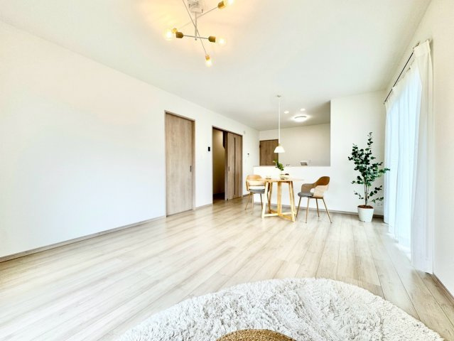 ハートフルタウン　西尾市中畑町宮東22番の居間・リビング|家族が自然と集まる広々としたリビング。お子様の成長を見守りながら過ごせます。