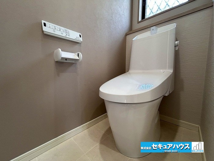 名古屋市緑区大形山の中古一戸建のトイレ|【高機能トイレ】
◆高機能トイレの多くは便器のフタの開閉が自動であり、使用後に手動で水を流す面倒もなく非常に便利です。スタイリッシュな見た目で、お掃除しやすく、節水効果が高いです。　　　　　　　　　　