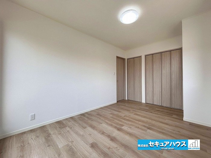 名古屋市緑区大形山の中古一戸建の洋室|【洋室6.5帖】
◆広々とした居住空間は日々の暮らしを彩り、心のやすらぎと満足感を与えてくれます。通風と採光を考慮した設計は子供たちはのびのび育ち、家族でくつろぎと団らんを生み出します。　　　　　　　