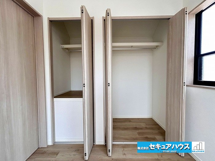 名古屋市緑区大形山の中古一戸建の収納|【洋室6.5帖の収納】
◆2ヶ所クローゼットがついており、分けて収納することが可能です。　　　　　　　　　　　　　　　　　　　　　　　　　　　　　　　　　　　　　　　　　　　　　　　　　　　　　　　　