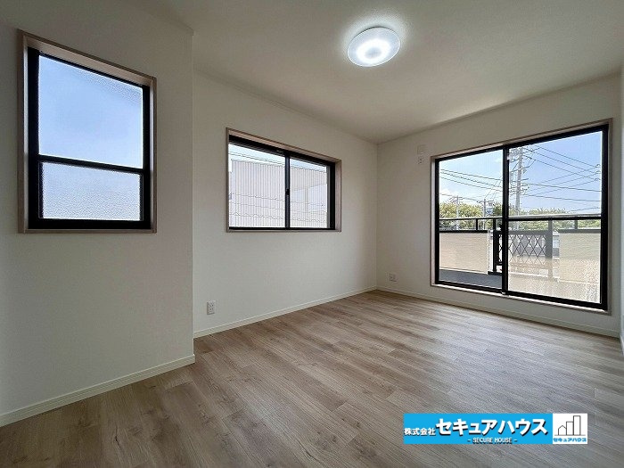 名古屋市緑区大形山の中古一戸建の洋室|【洋室6.5帖　別角度】
◆3つの窓があり通風、陽当たりに優れている南東側のお部屋です。一番広い居室になるため主寝室として大きなベッドを置くこともできます。　　　　　　　　　　　　　　　　　　　　　　